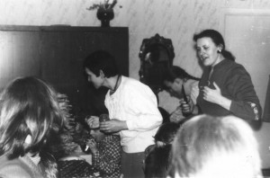 1990 m. vaikus su šv. Velykomis sveikina (iš kairės) M. Rukšėnaitė ir O. Staniulionienė. Nuotrauka iš O. Staniulionienės asmeninio archyvo