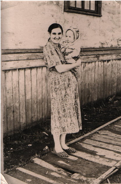 Anelė Vaitulionytė Remeikienė su sūnumi Silvestru 1961