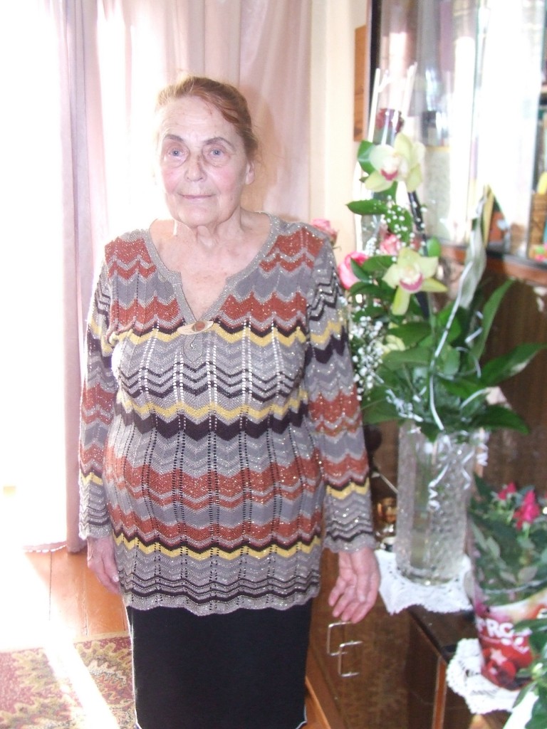 Šalia gėlių tremtinė Janė Omelčiukienė. Kiek ji metų surinko po širdimi – nesakysime, nes rožės to neleido, todėl Lentvario tremtinių bendruomenė sveikina Janę.