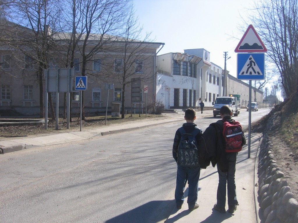 Mokiniams, einantiems į Lentvario pradinę mokyklą, pavojinga pereiti per Fabriko gatvę