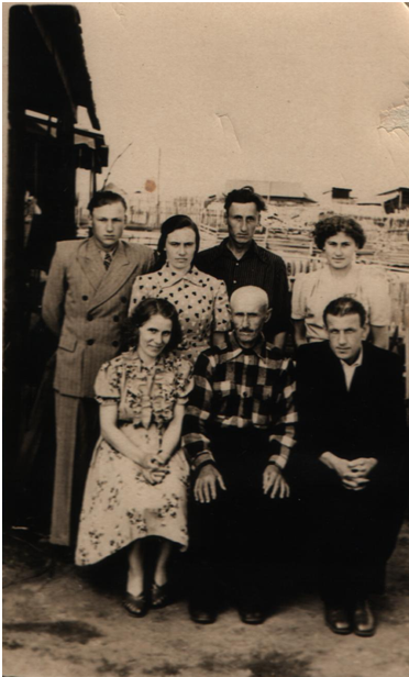 Broliai ir brolienės nuo šeimos Remeikų prie savo barako 1959 lapkričio 16