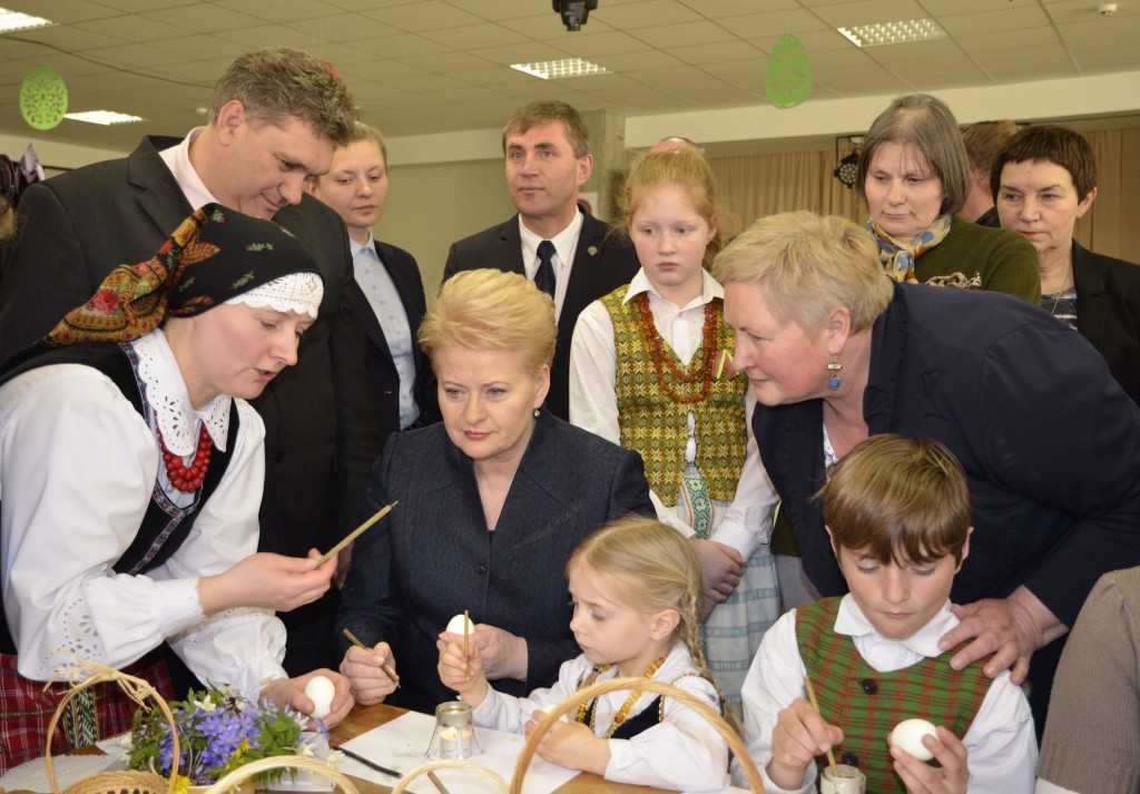 Prezidentė D. Grybauskaitė (viduryje) kiaušinį margino tradiciniais lietuviškais raštais. Iš kairės – kultūros rūmų vyr. specialistė D. Mockevičienė, rajono savivaldybės meras V. Zalieckas, dešinėje – Trakų kultūros rūmų direktorė V. Babarskienė