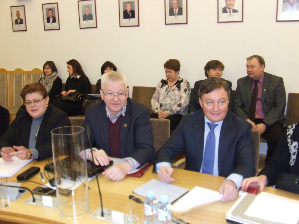 Ir galiausiai sugrįžau, grafo maloniai pakviestas į dvikovos sekudantus, į mūsišką laiką, prisiminęs vieną Trakų rajono savivaldybės tarybos posėdį, kuriame vaisingai darbavosi (iš kairės) socialdemokratai Romualdas Rudzys ir Vytautas Petkevičius