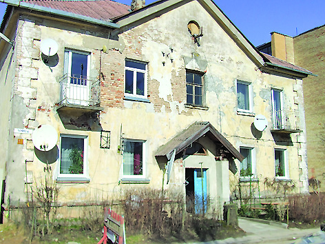 O kiek Lentvaryje daugiabučių gyvenamųjų namų meldžia renovacijos, kuri vėl įstrigo dėl daugiabutininkų varguoliškumo, o tai reiškia jų gyvenimą be mažiausių santaupų? Daug! Štai vienas jų