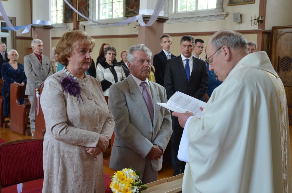 Vestuvinių įžadų atnaujinimo metu sukaktuvininkus palaimino Aukštadvario bažnyčios klebonas monsinjoras V. K. Sudavičius
