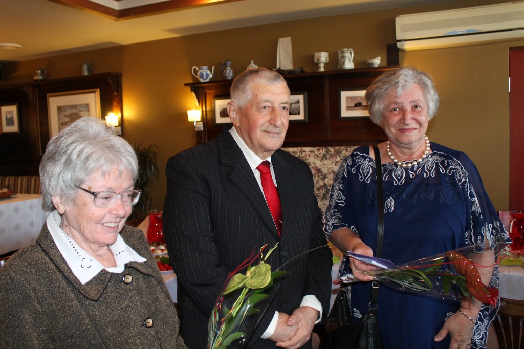 Aleksandras Jutkevičius per savo 80-ties metų jubiliejų. Zoja Dubinskaja (iš dešinės), Irena Robačevskaja (iš kairės)