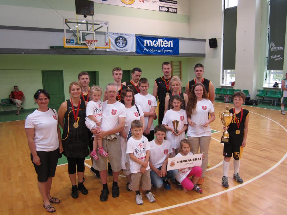 Bankauskų šeima su turnyro čempionais Žukauskais (Šiauliai)
