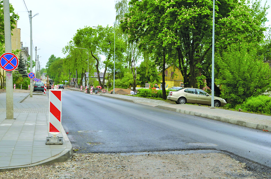 Geležinkelio gatvėje jau nutiesta 100 metrų asfalto, tačiau dar laukia nemažai darbų