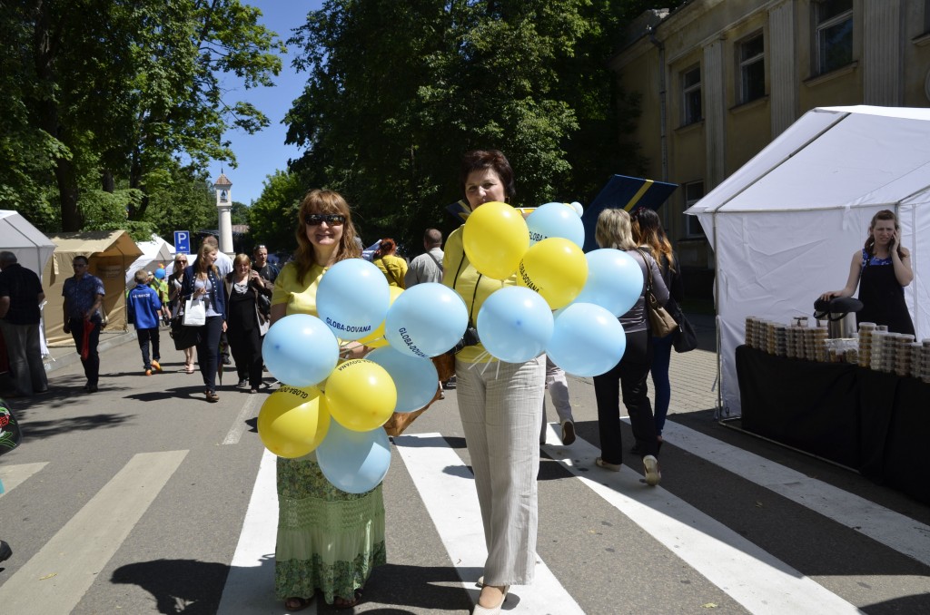 Trakų miesto šventėje „Trakų vasara 2014“ viešėjo po Lietuvą keliaujanti socialinė-informacinė akcija „Vaiko globa – neįkainojama dovana“.  Sigitos Nemeikaitės nuotr. 