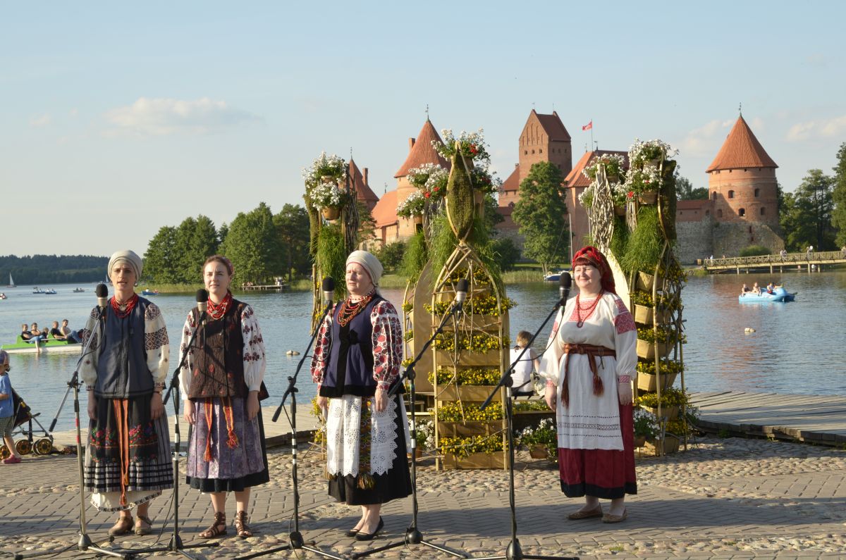 Apžvalgos priešais pilį aikštelėje prie pastatytos floristinės Lietuvos valdovų karūnos koncertavo tarptautinio fokloro festivalio „Baltica“ dalyviai. Nuotraukoje – ukrainiečių ansamblis „Serpanok“. 