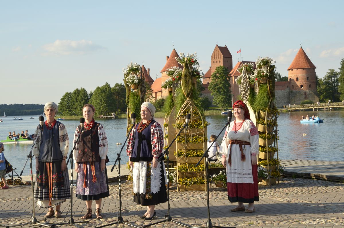 Apžvalgos priešais pilį aikštelėje prie pastatytos floristinės Lietuvos valdovų karūnos koncertavo tarptautinio fokloro festivalio „Baltica“ dalyviai. Nuotraukoje – ukrainiečių ansamblis „Serpanok“.