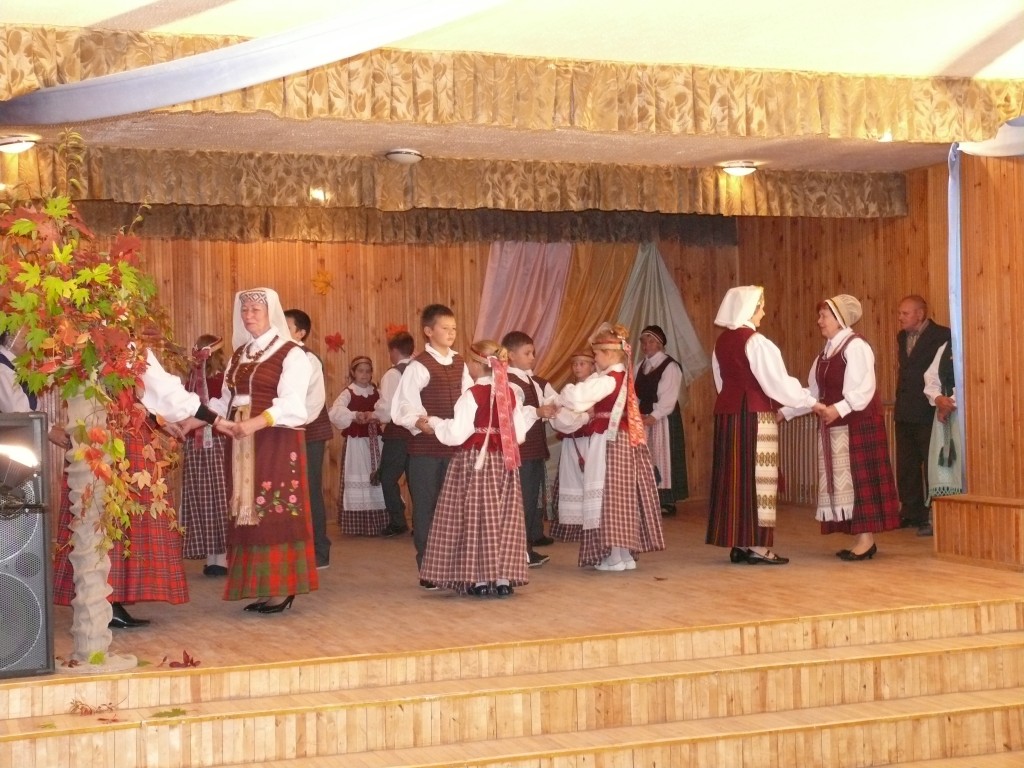 Lentvario ansamblis „Klevinė“ ir Lentvario pradinės mokyklos šokių grupė „Spindulėlis“