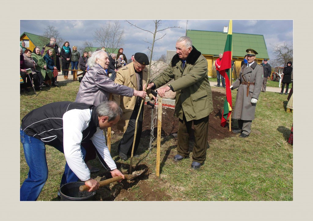 Šių metų balandžio mėnesį Bakaloriškių kaime buvo atidengtas paminklinis akmuo sudeginto kaimo ir žuvusių žmonių atminčiai įprasminti.