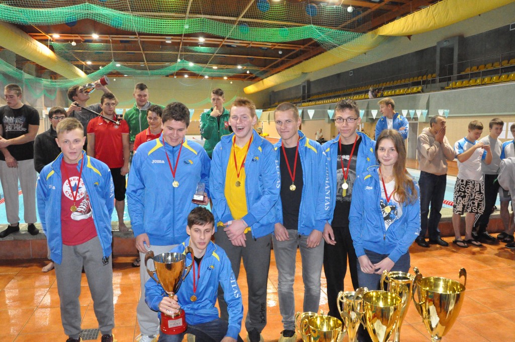 Stovi iš kairės Lukaš Stachovski, Mantas Kancleris, Lukas Kudaba, Vidmantas Karpičius, Justinas Gerdvilis ir Samanta Arlauskaitė. Su čempionų taure rankose- komandos kapitonas Sigitas Ladyš. 