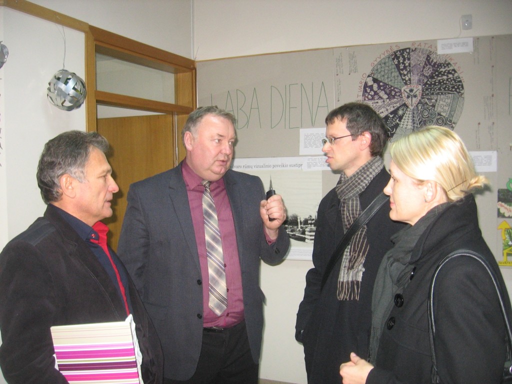 3.Bendrovės „Trakų vandenys“ direktorius (iš kairės) R. Ingelevičius ir Lentvario seniūnas V. Rukšėnas diskutuoja su Kriaušių gatvės gyventojais G. Milašiūnu ir R. Milašiūne dėl vandentiekio tiesimo. 