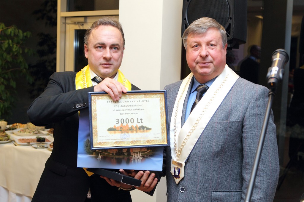Trakų rajono savivaldybės administracijos direktorius J. Liesys (dešinėje) už sporto pasiekimus įteikė čekį „Trakų“ klubo prezidentui I. Nevoinai 