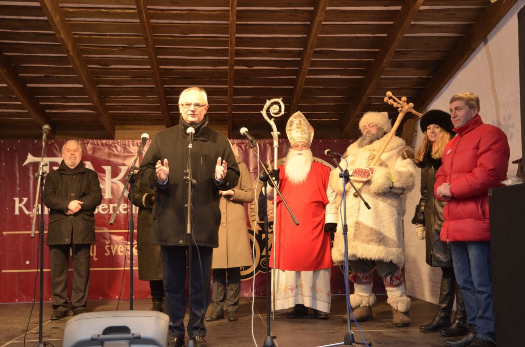 Trakų pilyje šventės dalyvius sveikino Lenkijos ambasadorius Lietuvoje J. Čubinskis  (antras iš kairės).   