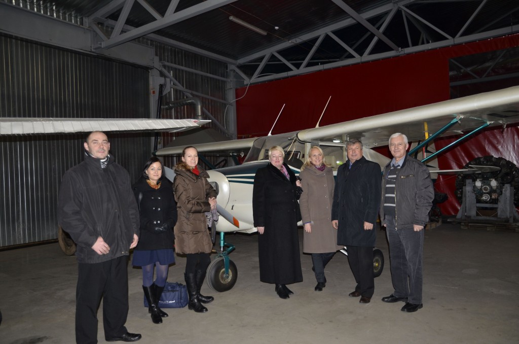 Rajono vadovai susipažino su Paluknyje esančios įmonės „Aerotraining Technics“ veikla.