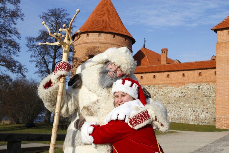 Senelis Kalėda ir Trakų nykštukas jau kviečia į Trakus – Kalėdų Senelių sostinę. Pauliaus Albertavičiaus nuotr.  