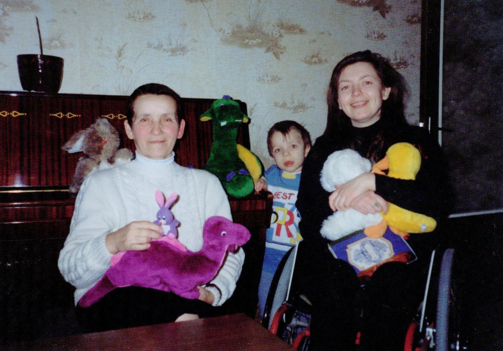 M. Rukšėnaitė (pirma iš kairės) pas globojamą L. Paulauskienę ( M. Rukšėnaitės asmeninio albumo nuotrauka).