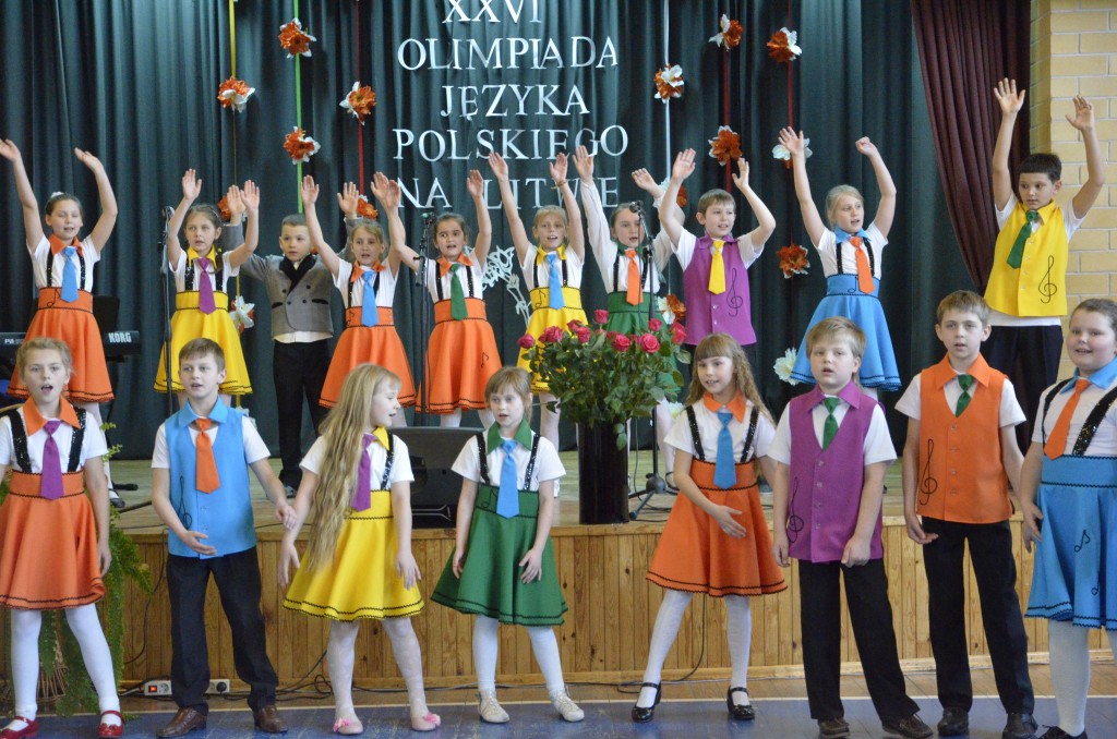 Su dideliu pasisisekimu olimpiados dalyviams ir svečiams koncertavo Lentvario Henriko Senkevičiaus gimnacijos ansamblis „Kolorove nutki”( „Kolorowe nutki”)