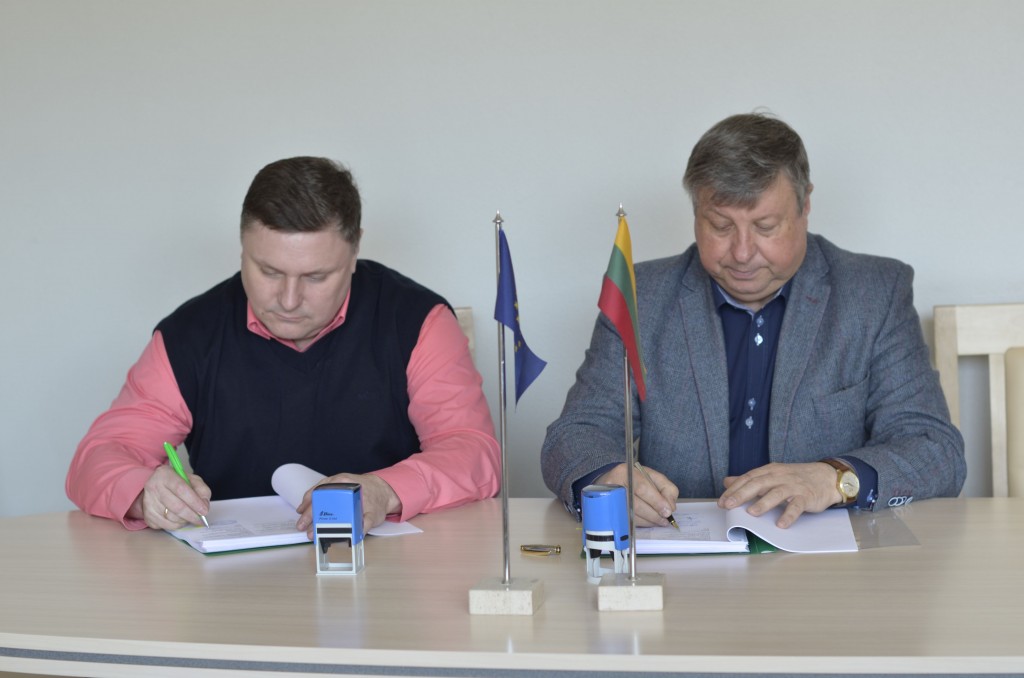 Balandžio 7 dieną pasirašyta rangos darbų sutartis tarp Trakų rajono savivaldybės administracijos, atstovaujamos administracijos direktoriaus Jono Liesio (dešinėje), ir UAB ,,VT statyba“, atstovaujamos direktoriaus Tadeušo Bojarovičiaus, dėl Senųjų Trakų seniūnijos pastato kapitalinio remonto darbų