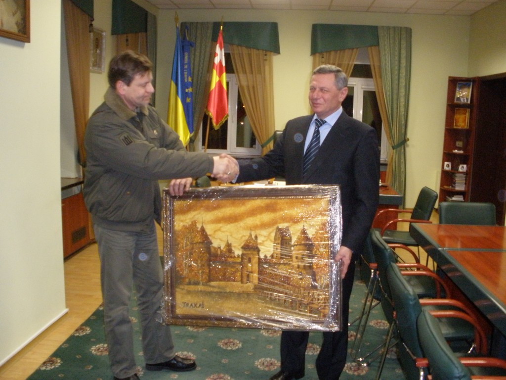 Gintaru inkrustuotas paveikslas, vaizduojantis Trakų pilį, buvo įteiktas Lucko merui N. Romaniukui