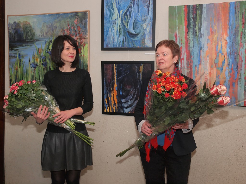 Menininkės Edita (kairėje) ir Leonida Tamulytės per parodos atidarymą sulaukė ir gėlių puokščių, ir šiltų sveikinimų