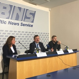 M. Vainiūte, J. Bernatonis, P. Ambrazevičius per spaudos konferencija
