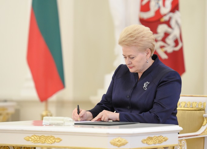 Prezidentė priima teisėjų priesaikas.