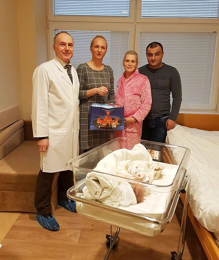 Lentvariečių šeimą, sausio 1-ąją susilaukusią mažylės Sofijos, pasveikino rajono savivaldybės merė E. Rudelienė(antra iš kairės) ir Trakų ligoninės direktorius A. Česnulevičius(pirmas iš kairės).
