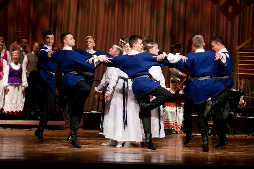 Utenos kultūros centro šokių ir dainų ansamblis „Vieversa“_ LNKC nuotr