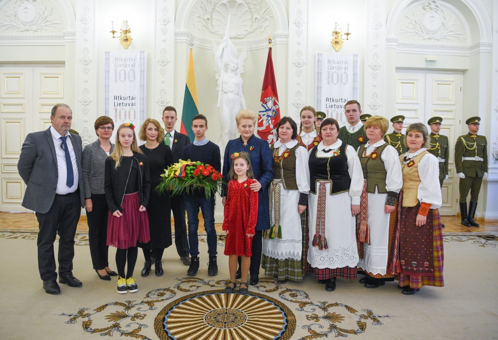 Trakų r. Donato Malinausko gimnazijos moksleiviai, direktorė Rima Blikertienė, Onuškio seniūnė Zita Aniulienė ir signataro giminaičiai Prezidentūroje
