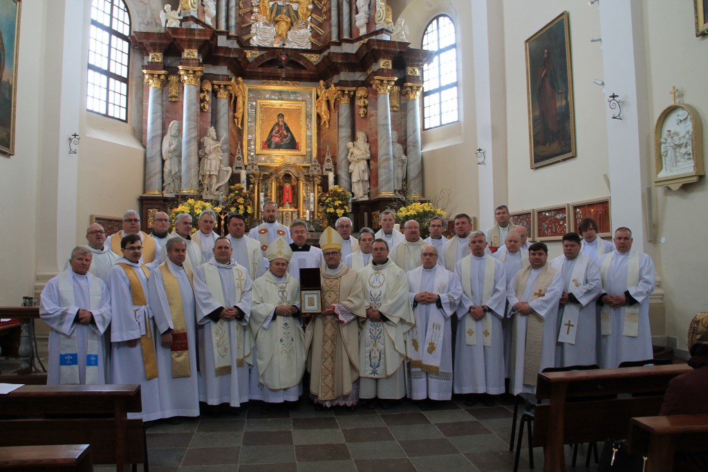 Kaišiadorių vyskupijos vyskupai ir kunigai, dalyvavę šv. Mišiose: pirma eilė iš kairės: kun. Pranciškus Čivilis, kun. Egidijus Kazlauskas, mons. dek. Vincas Baublys, mons. dek. Kęstutis Kazlauskas, Kaišiadorių vyskupas emeritas Juozas Matulaitis, Kaišiadorių vyskupas ordinaras Jonas Ivanauskas, mons. Algirdas Jurevičius (Kaišiadorių vyskupijos generalvikaras), kun. dek. Robertas Rumšas, kun. Gediminas Mieldažis, mons. Vytautas Sudavičius, kun. Algimantas Gaidukevičius, kun. Virgis Balnys, kun. Povilas Slaminis, kun. Valdas Beleckas. Viršuje iš kairės: kun. Rolandas Bičkauskas, kun. Darius Vėlyvis, kun. Gediminas Tamošiūnas (Kaišiadorių vyskupijos kancleris), mons. dek. Jonas Sabaliauskas, kun. Petras Avižienis, mons. dek. Rimvydas Jurkevičius, kun. Algis Ananis, kun. dek. Jonas Varaneckas (Trakų parapijos klebonas dekanas), kun. Rokas Puzonas, kun. Aurymas Tarasevičius, kun. Povilas Stankevičius, kun. Robertas Mikalauskas, kun. dek. Leonas Klimas, kun. Vidas Jelinskas, kun. Alfonsas Kelmelis ir kun. Anton Zavalskij