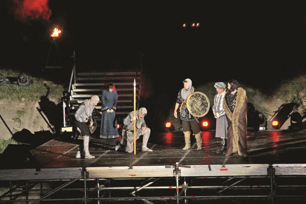 Trakų karališkojo teatro aktoriai vaidino jiems pastatytoje scenoje ant Visloko upės 