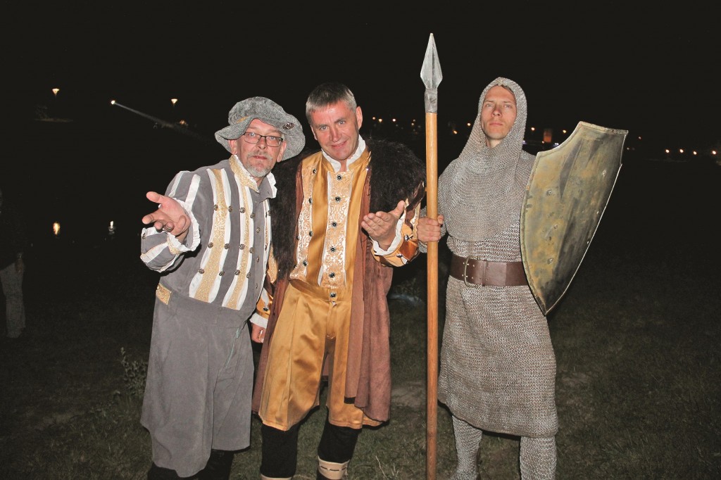 Trakų karališkojo teatro režisierius Robertas Čuta (kairėje), Kęstutis Vilkauskas (viduryje) ir Artūras Lebed ruošiasi spektakliui