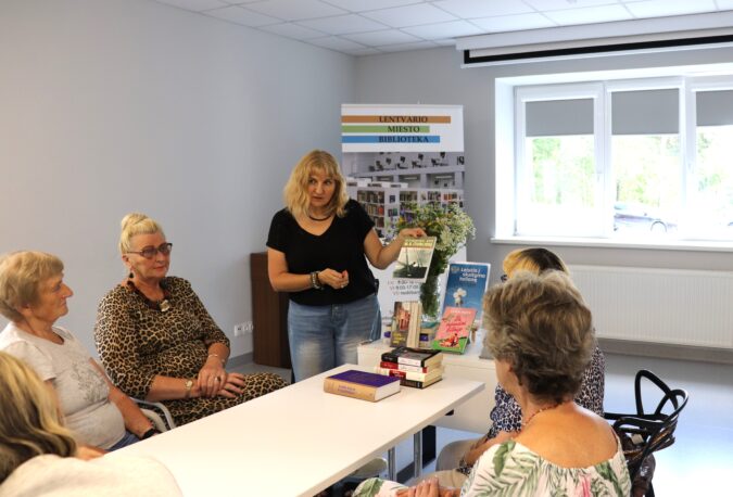 Skaitytojų klubas „Skaityk, dalinkis, atrask“: vasariškas susitikimas su knygomis